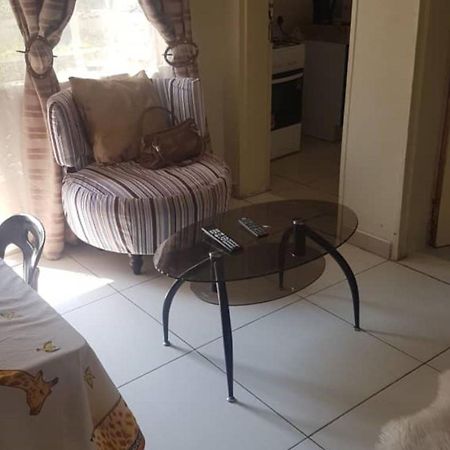 גאבורון Carlcyn Homestay מראה חיצוני תמונה