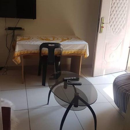 גאבורון Carlcyn Homestay מראה חיצוני תמונה