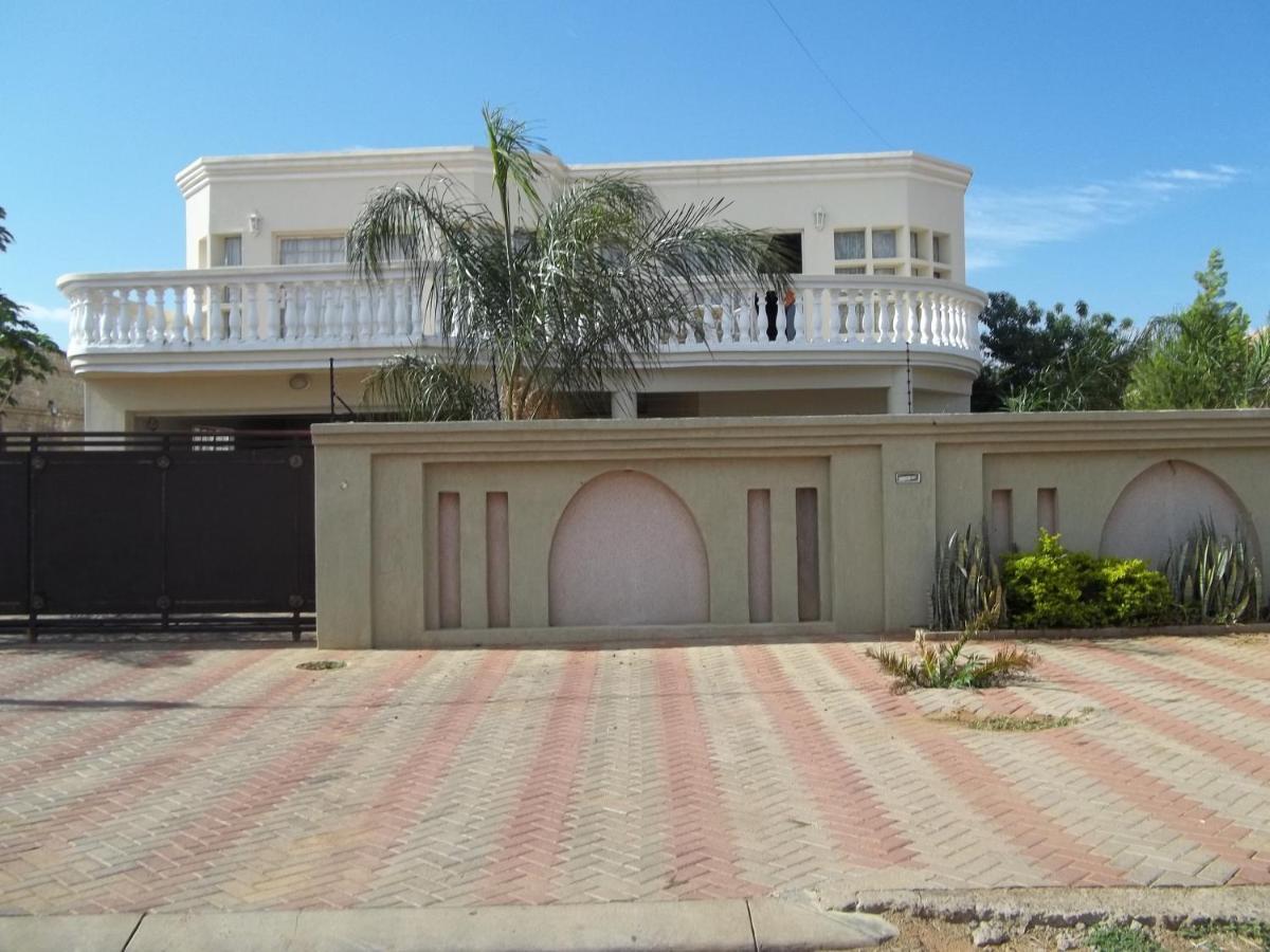 גאבורון Carlcyn Homestay מראה חיצוני תמונה
