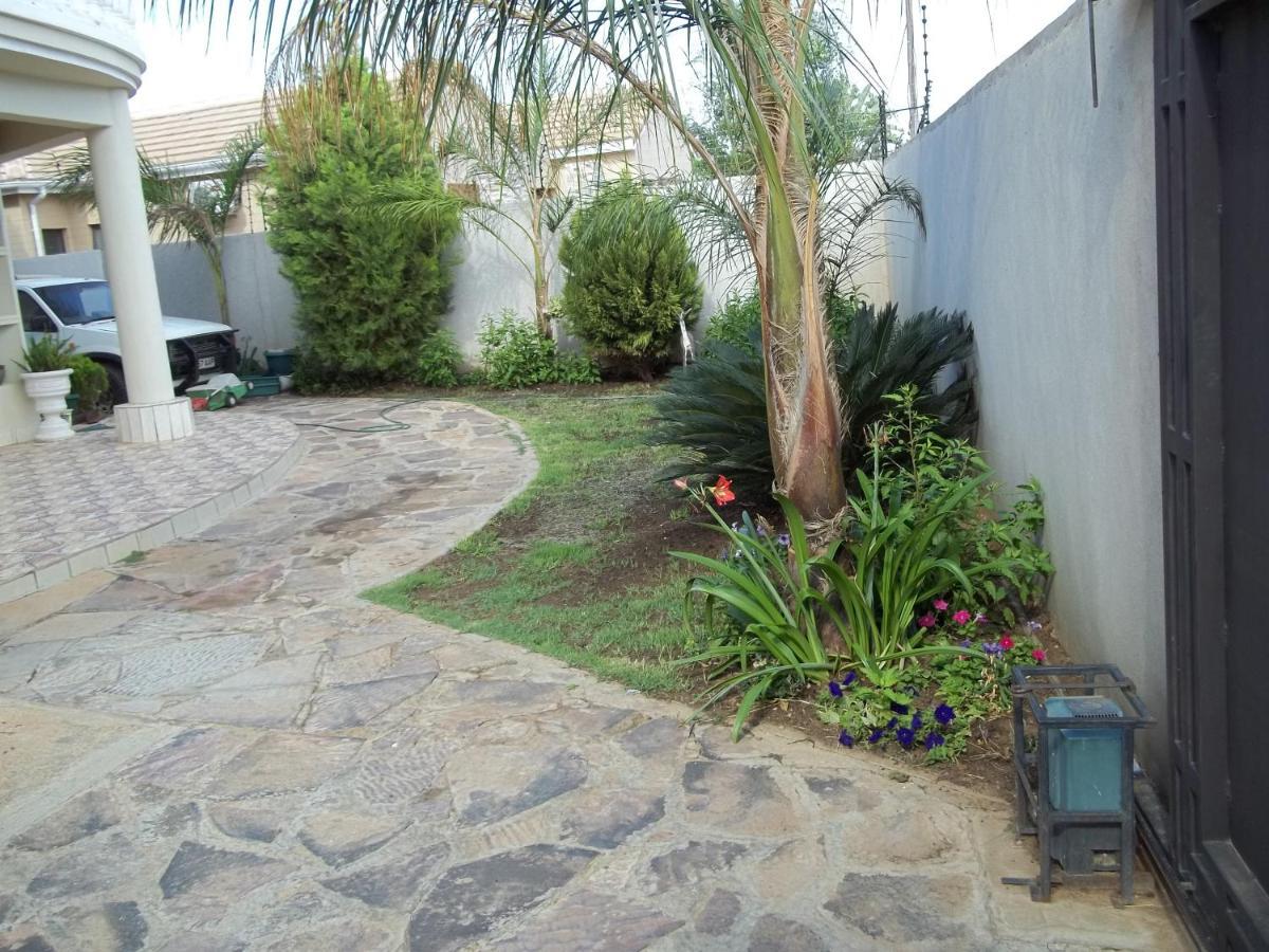 גאבורון Carlcyn Homestay מראה חיצוני תמונה