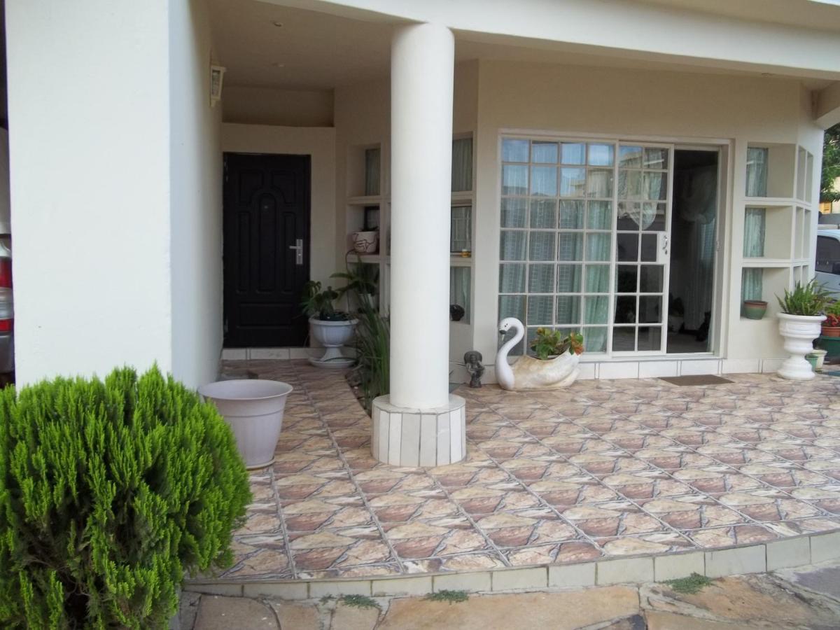 גאבורון Carlcyn Homestay מראה חיצוני תמונה
