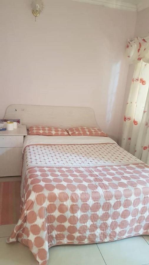 גאבורון Carlcyn Homestay מראה חיצוני תמונה