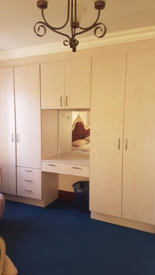 גאבורון Carlcyn Homestay מראה חיצוני תמונה