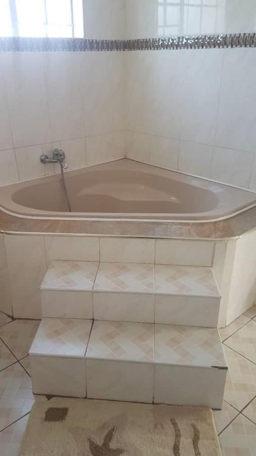גאבורון Carlcyn Homestay מראה חיצוני תמונה
