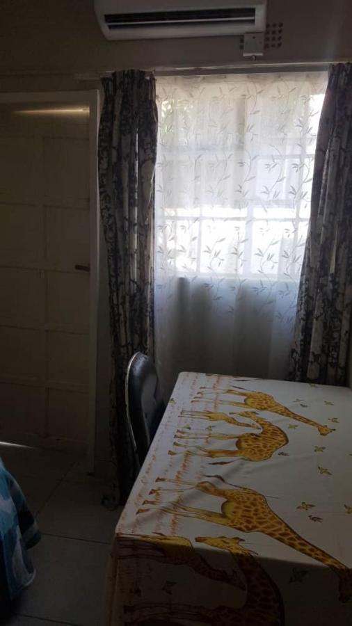 גאבורון Carlcyn Homestay מראה חיצוני תמונה