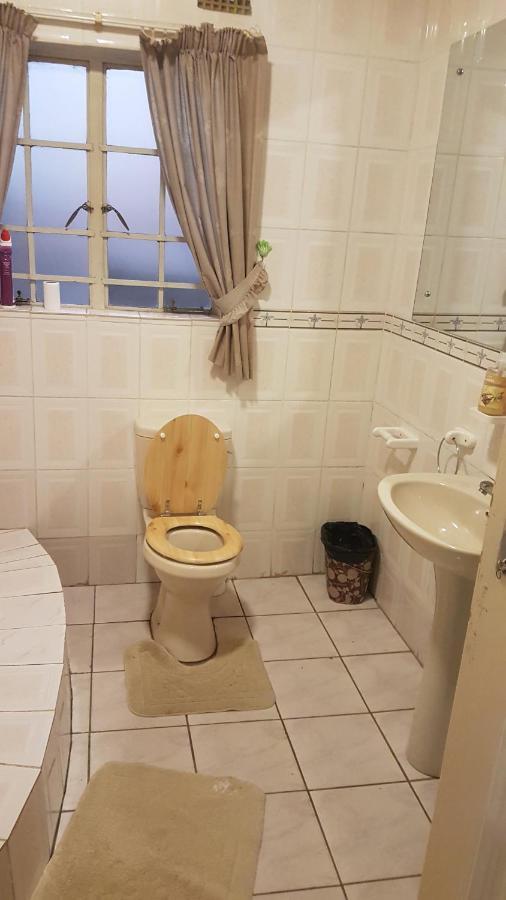 גאבורון Carlcyn Homestay מראה חיצוני תמונה