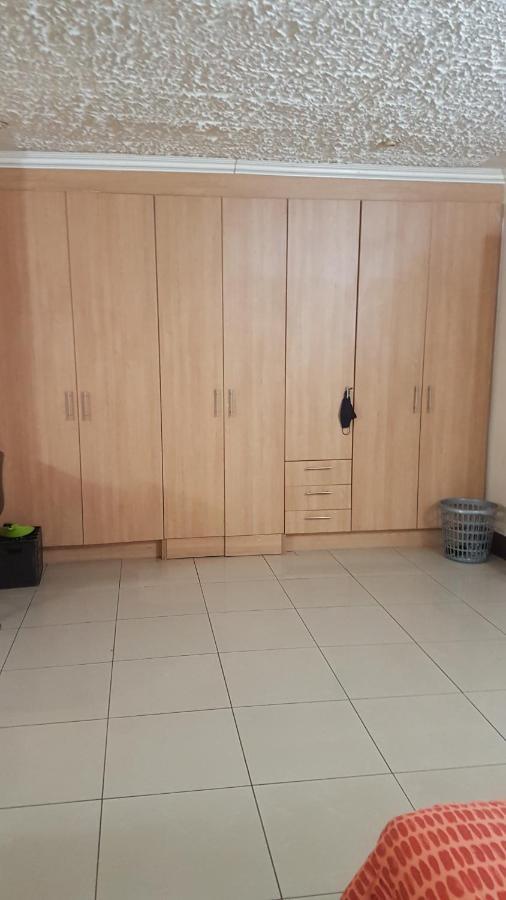 גאבורון Carlcyn Homestay מראה חיצוני תמונה