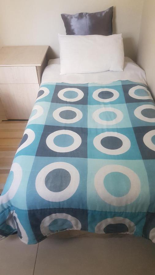 גאבורון Carlcyn Homestay מראה חיצוני תמונה