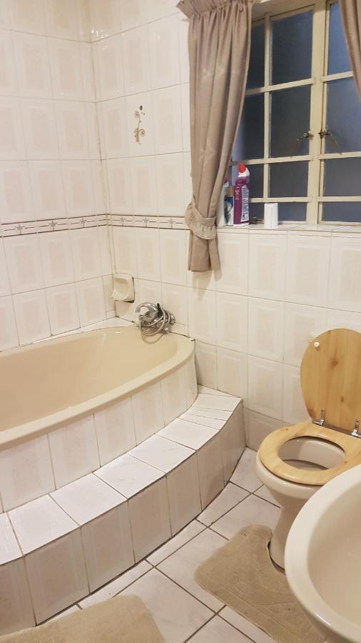 גאבורון Carlcyn Homestay מראה חיצוני תמונה